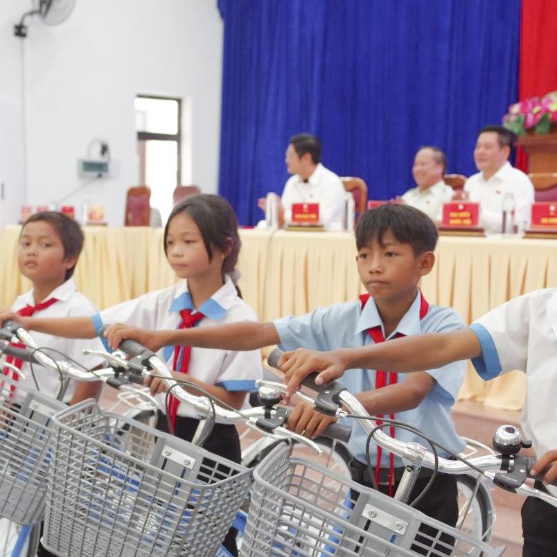 Viettel trao xe đạp cho học sinh nghèo vượt khó tại Gia Lai