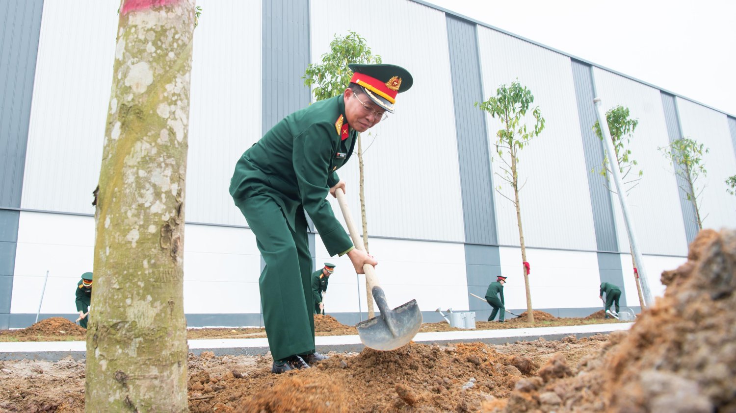 Người Viettel 'trồng cây thực chất', cùng phủ xanh nơi làm việc tương lai