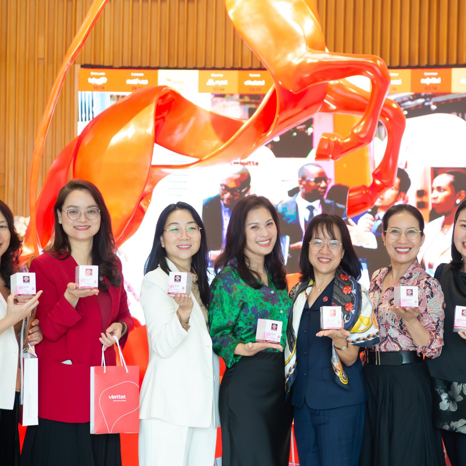 Chủ tịch Tập đoàn: 'Phụ nữ Viettel luôn hoàn thành tốt mọi vai trò'