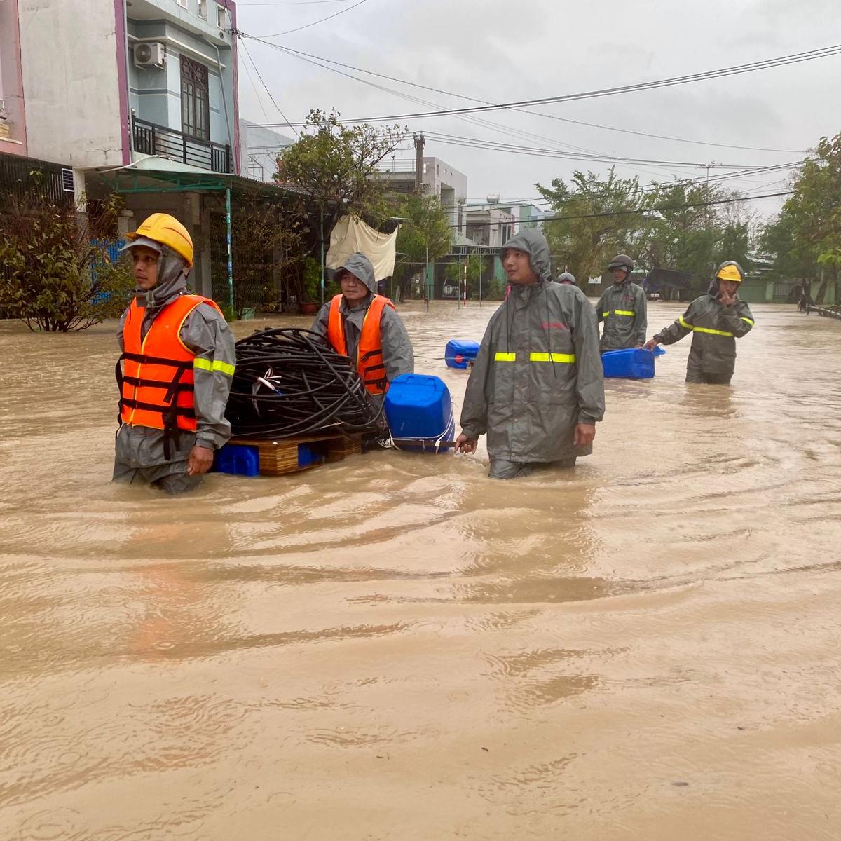 NGƯỜI VIETTEL  ứng phó bão lũ  