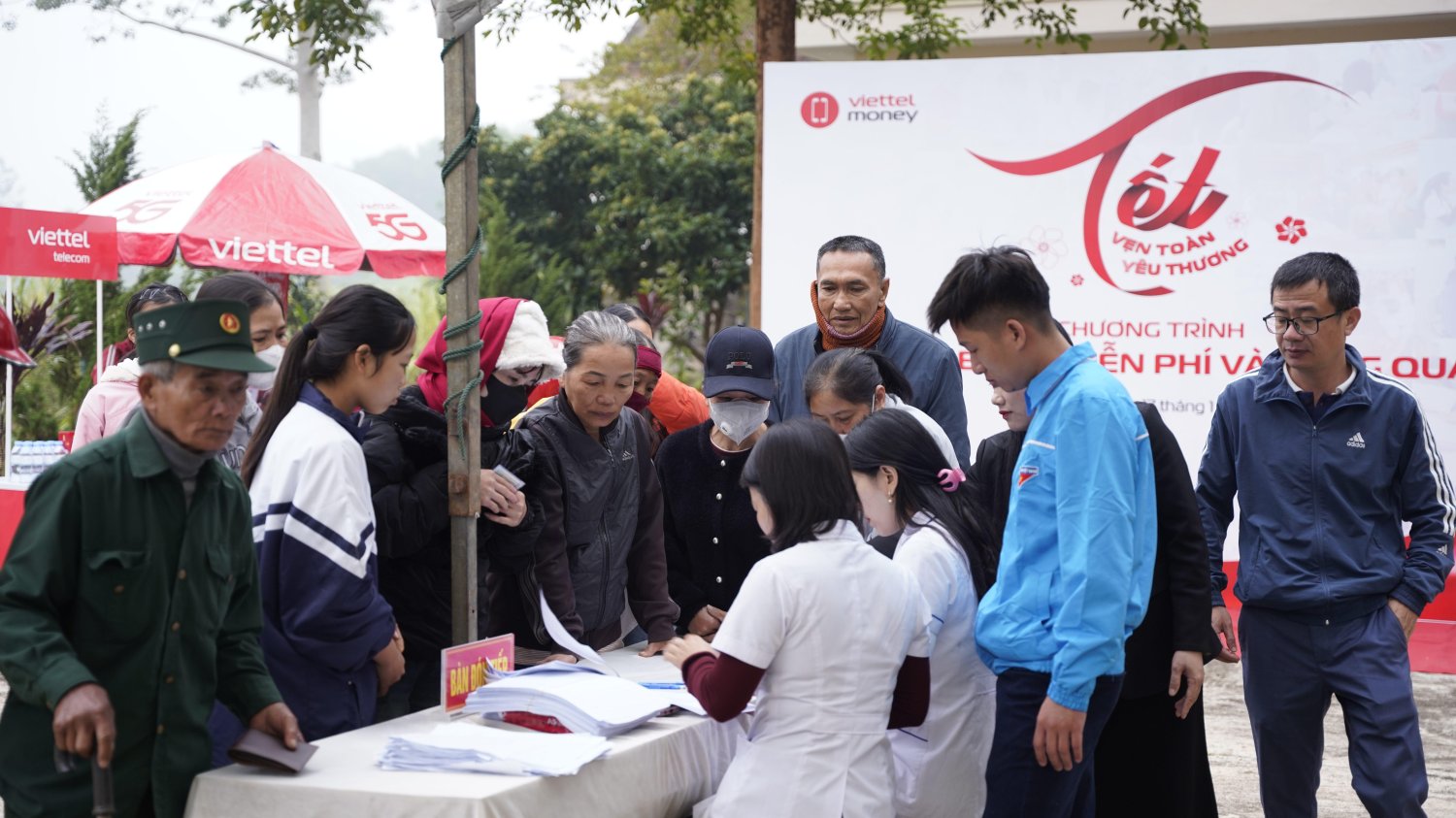 Chuyến xe 'Chuyển động số' của Viettel mang Tết đến những gia đình vùng lũ