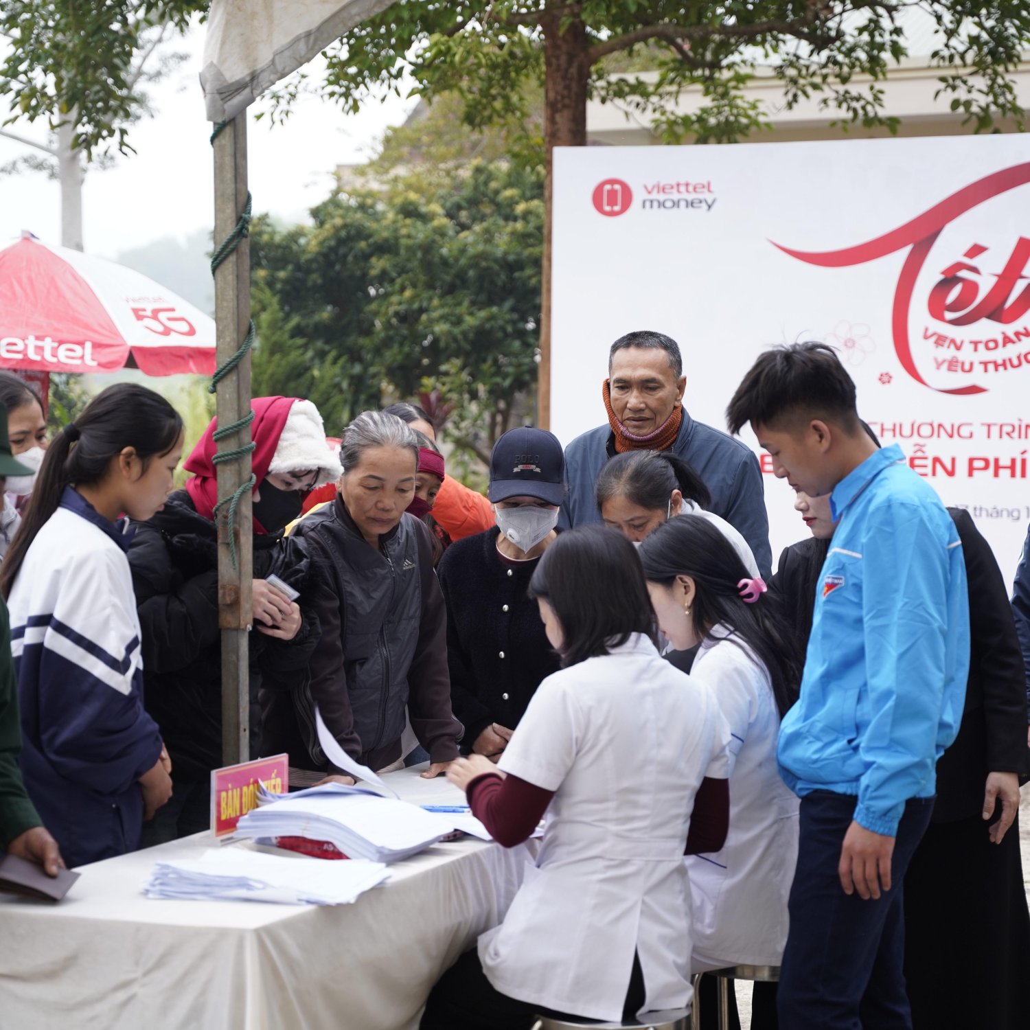 Chuyến xe 'Chuyển động số' của Viettel mang Tết đến những gia đình vùng lũ