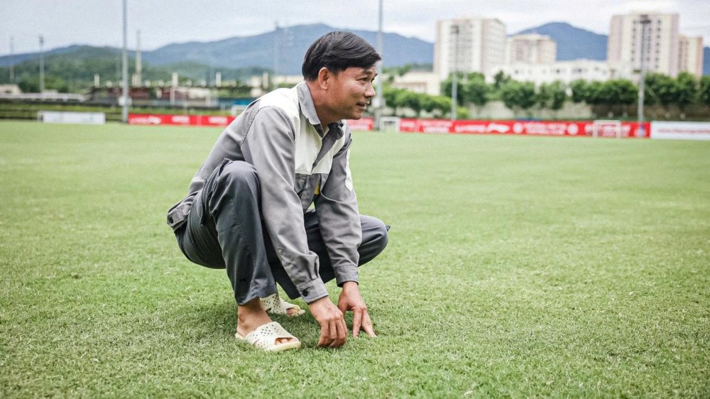 Người 'vá sân' thầm lặng của Viettel dưới những bước chạy đỉnh cao