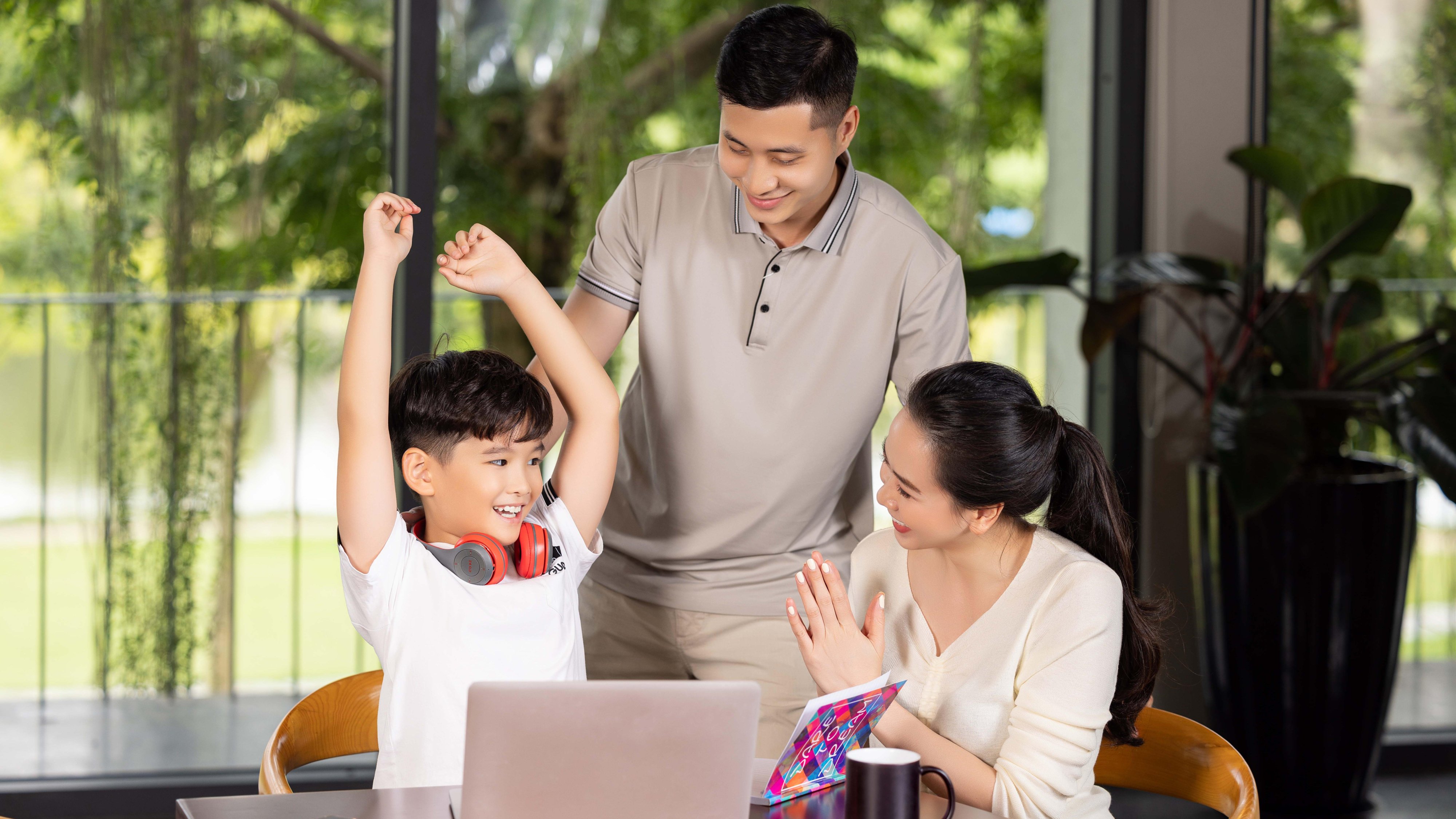 Cùng nghe chuyện gia đình, rinh quà từ Viettel Family