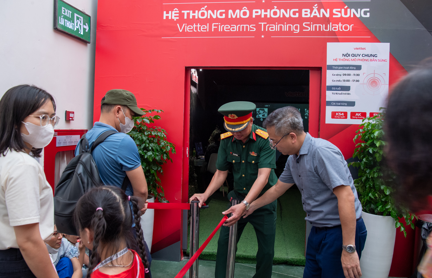 20250912 Bo truong BQP Phan Van Giang tham trien lam A80-36