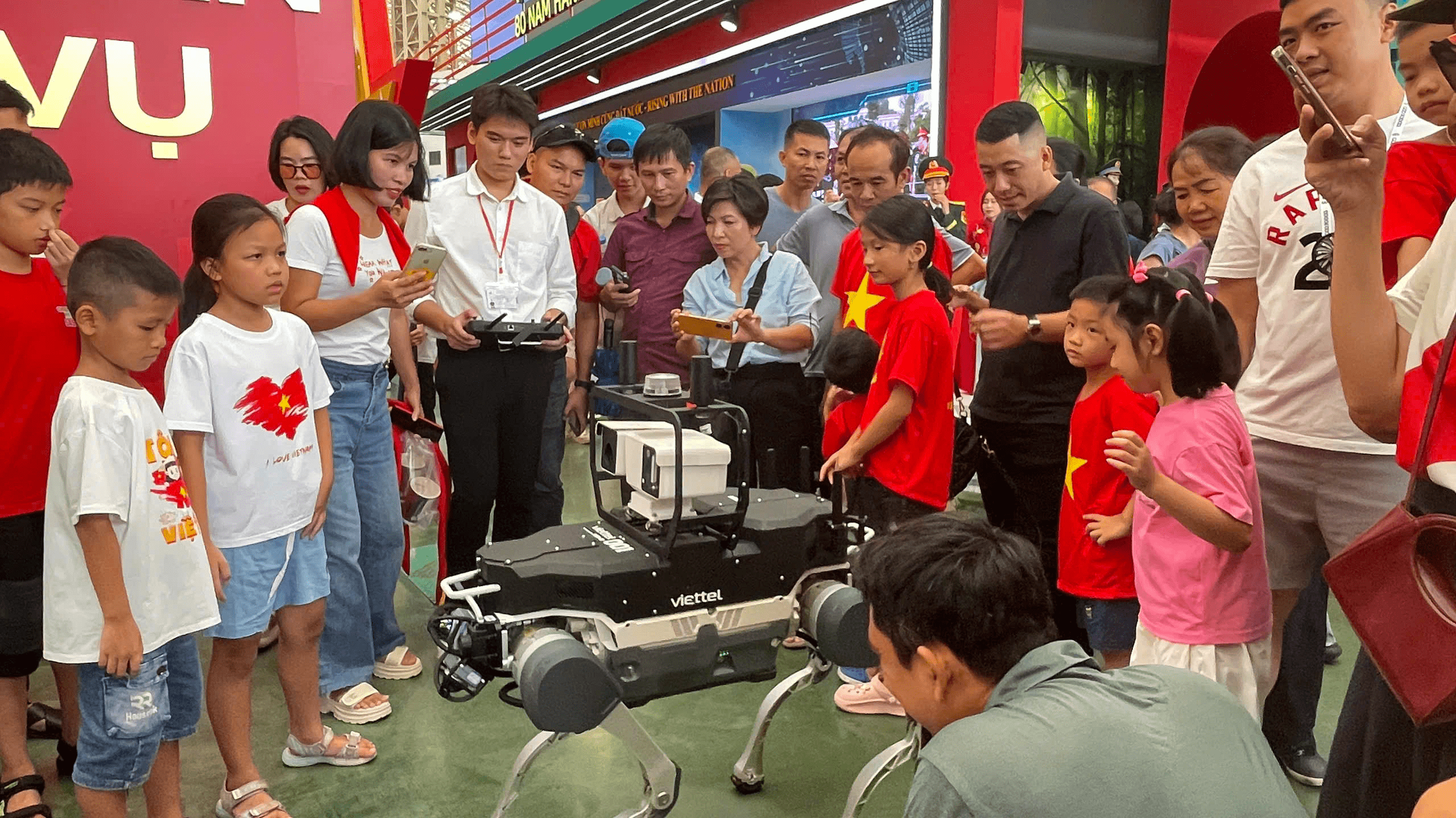 Những người Viettel thầm lặng tại Triển lãm thành tựu đất nước