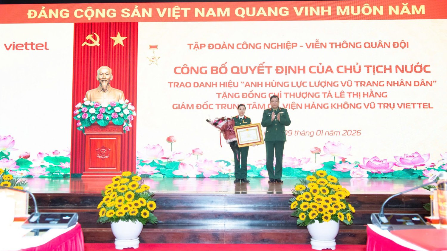 Thượng tá Lê Thị Hằng nhận danh hiệu Anh hùng LLVTND tại Hội nghị Quân chính