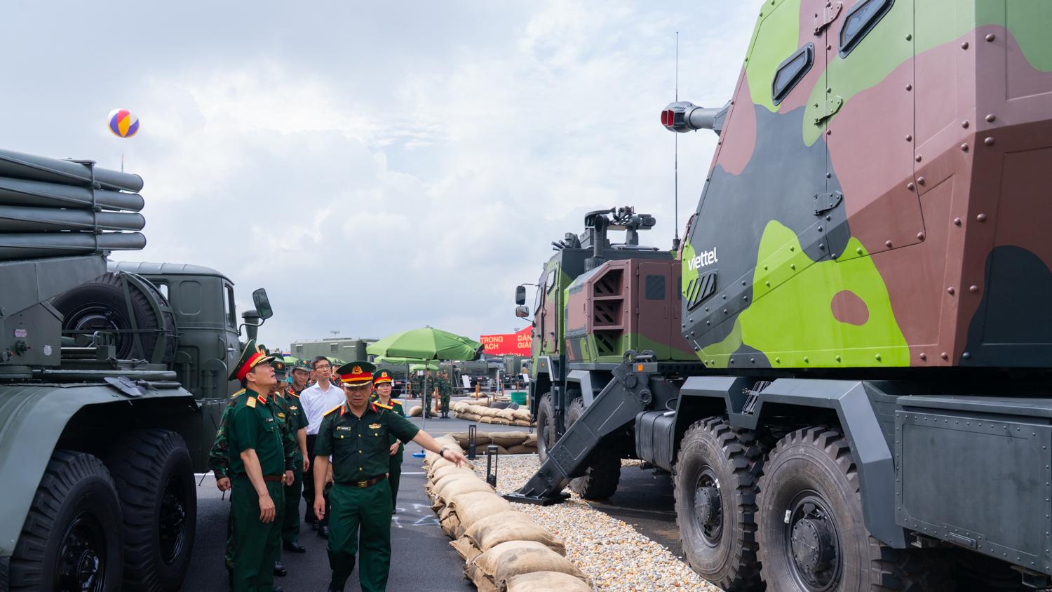 Chủ tịch Tập đoàn chỉ đạo phục vụ tốt nhất khách tham quan sản phẩm Viettel