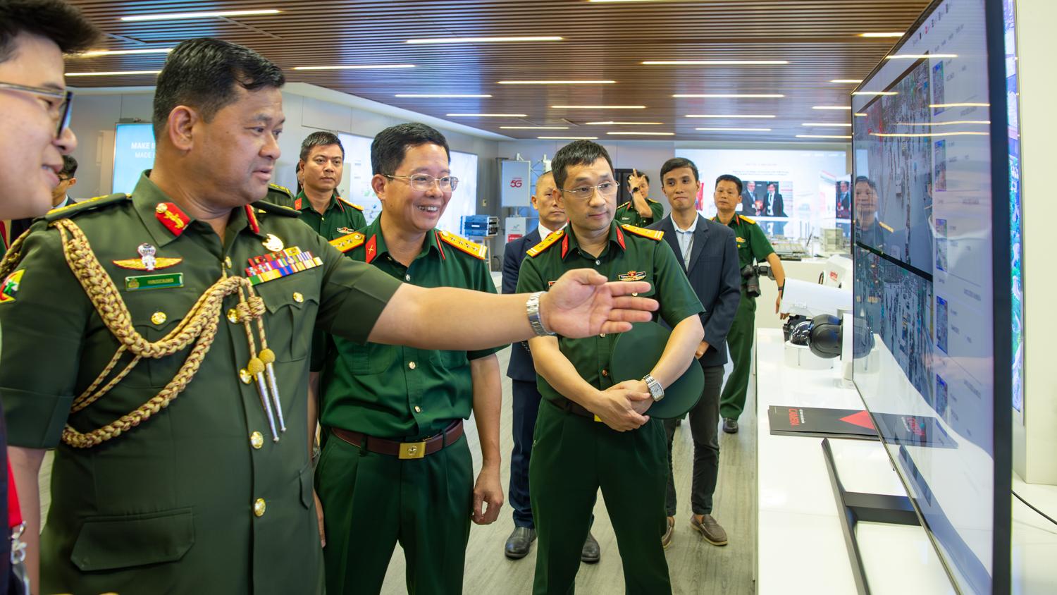 Tư lệnh Quân đội Hoàng gia Brunei ấn tượng với các sản phẩm Viettel