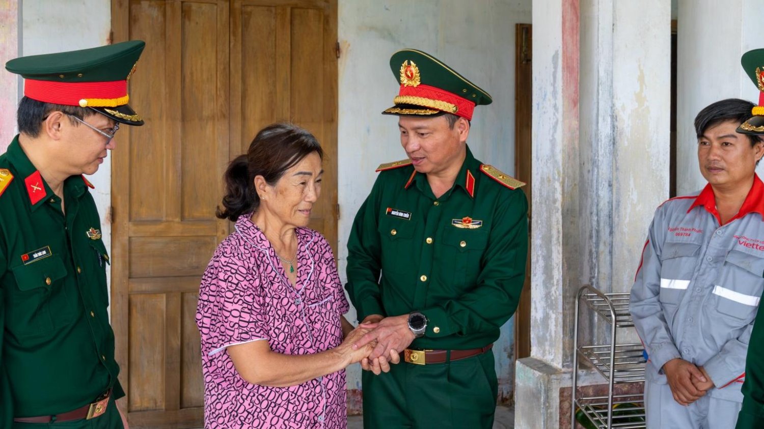 BTĐU Nguyễn Đình Chiến thăm, động viên gia đình CBNV chịu ảnh hưởng bão lũ