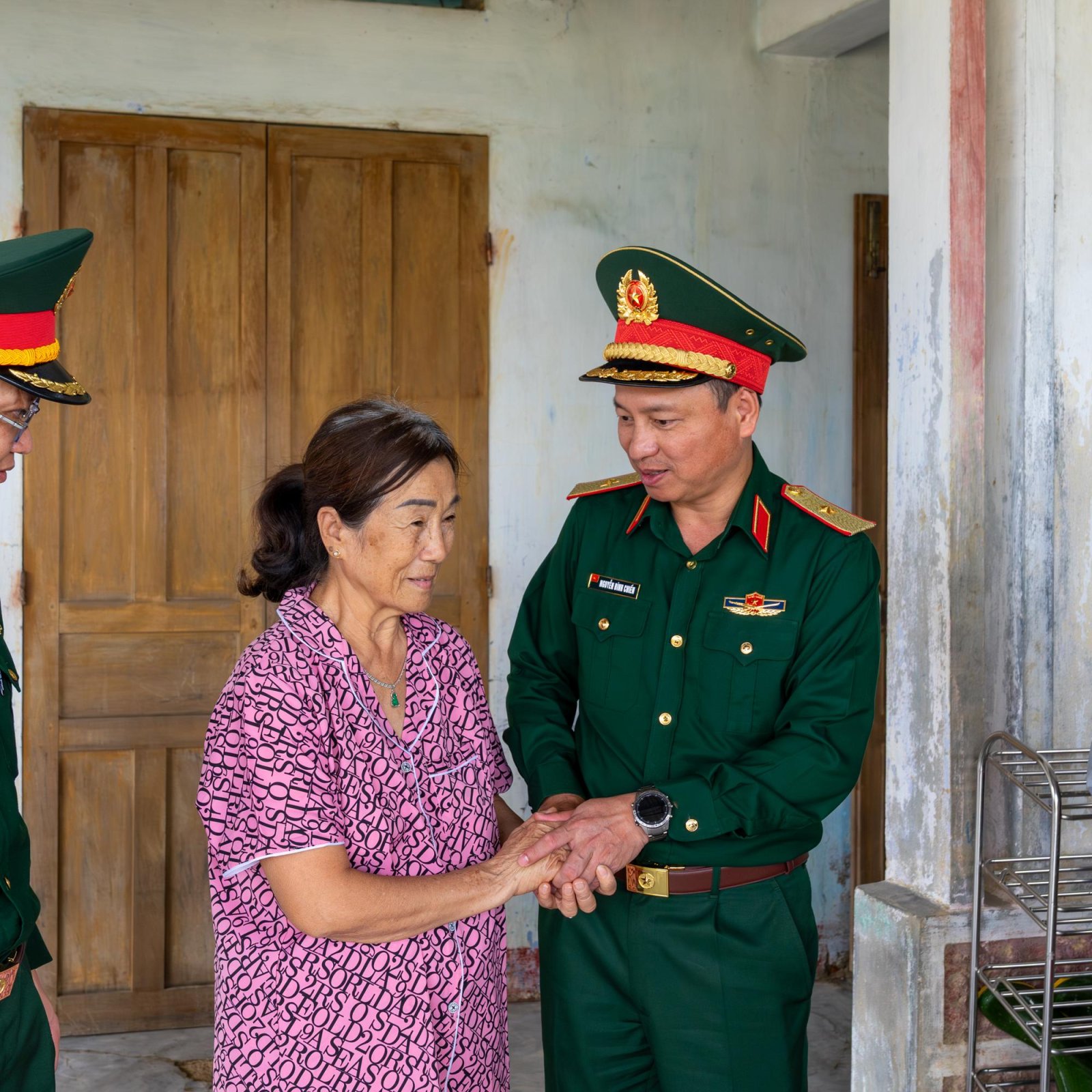 BTĐU Nguyễn Đình Chiến thăm, động viên gia đình CBNV chịu ảnh hưởng bão lũ