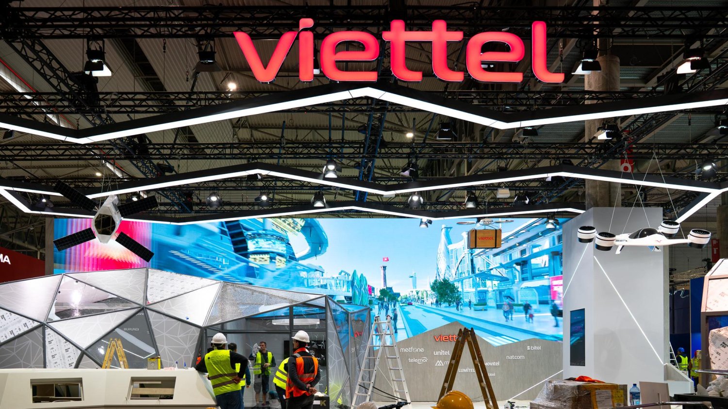Gian hàng công nghệ của Viettel tại MWC 2026 đang dần được hoàn thiện