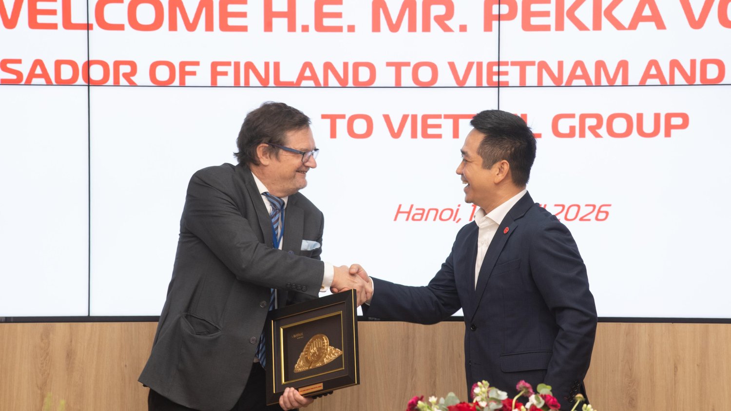 Viettel tìm hiểu cơ hội hợp tác vệ tinh quan sát Trái Đất cùng đối tác Phần Lan