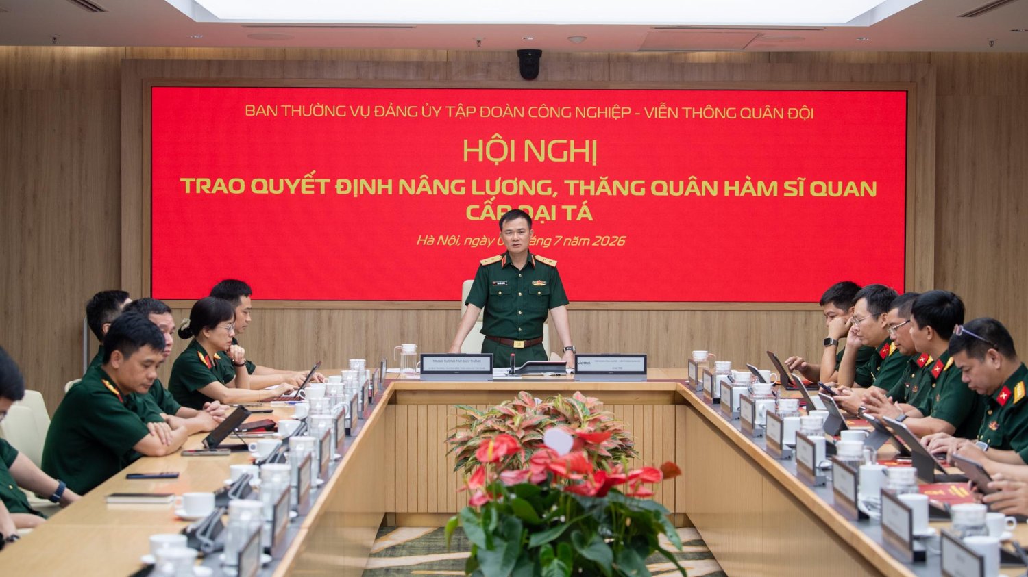 Tập đoàn trao quyết định nâng lương, thăng quân hàm sĩ quan cấp đại tá