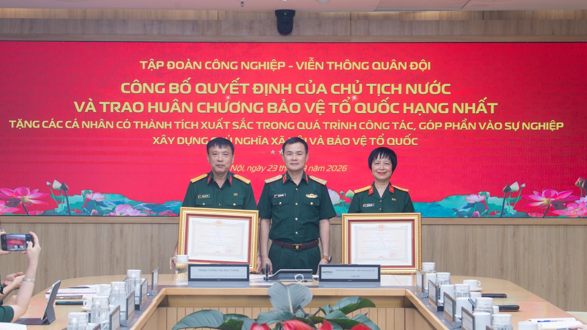 Hai đồng chí nguyên lãnh đạo cơ quan Tập đoàn nhận Huân chương Bảo vệ Tổ quốc