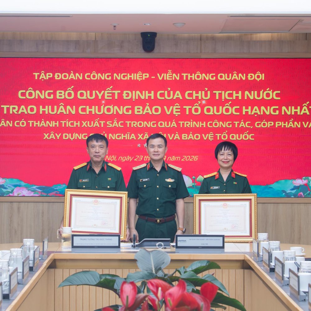 Hai đồng chí nguyên lãnh đạo cơ quan Tập đoàn nhận Huân chương Bảo vệ Tổ quốc