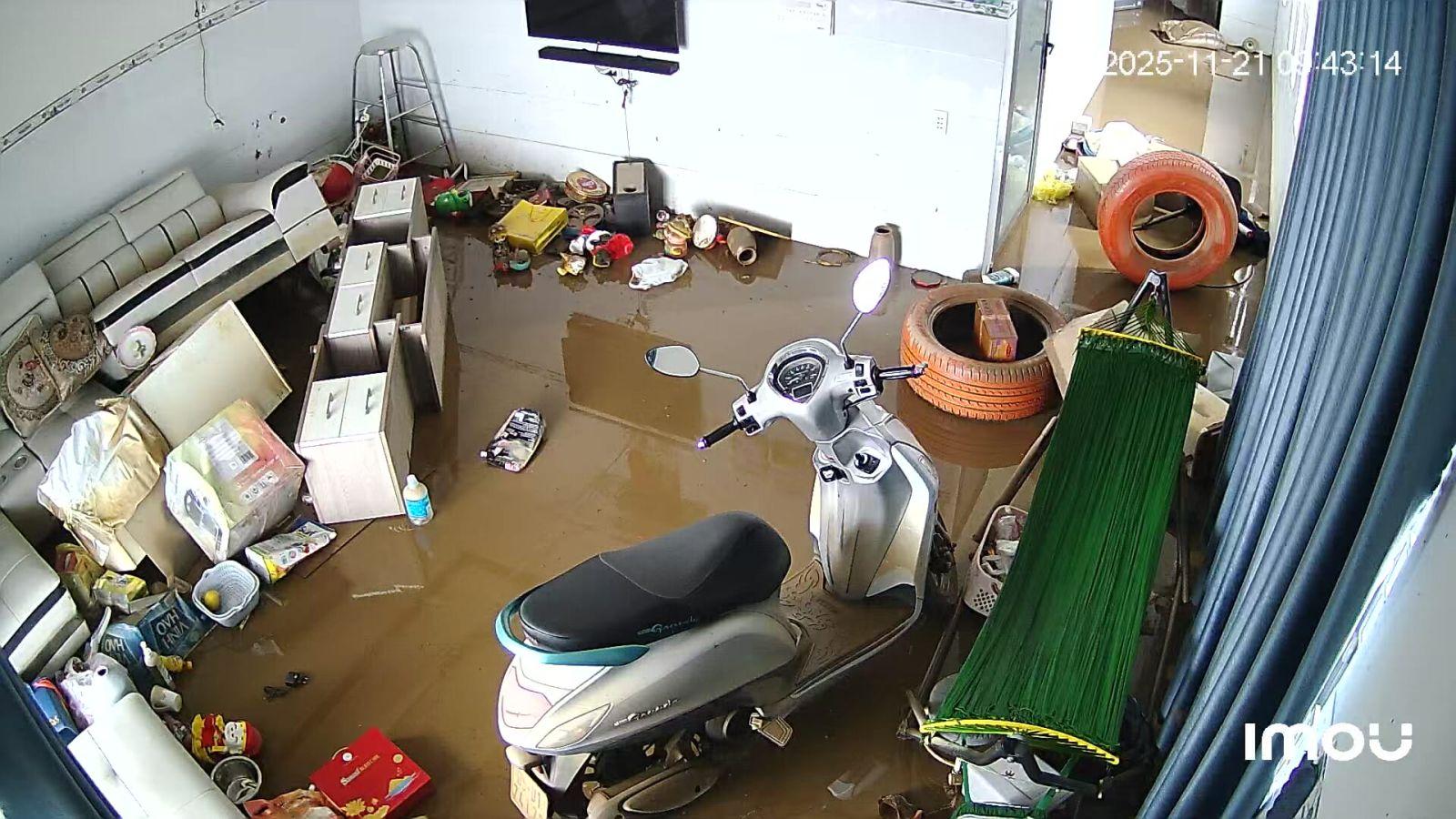 Nhà mình ngập trong lũ, lính kỹ thuật Viettel vẫn nỗ lực cứu trạm