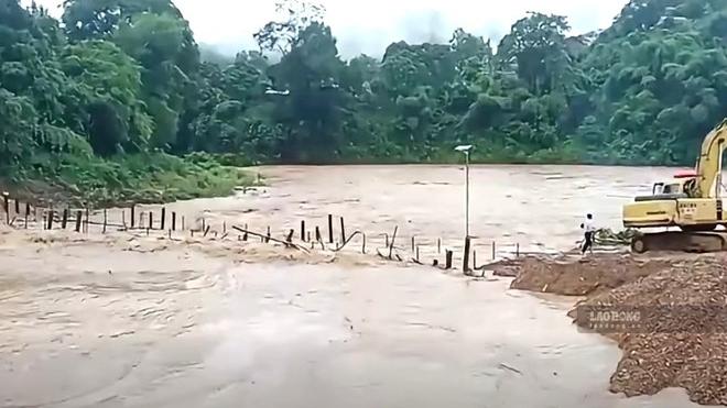 Kỹ thuật Viettel bám địa bàn, quyết tâm giữ vững mạng lưới trước mưa lũ