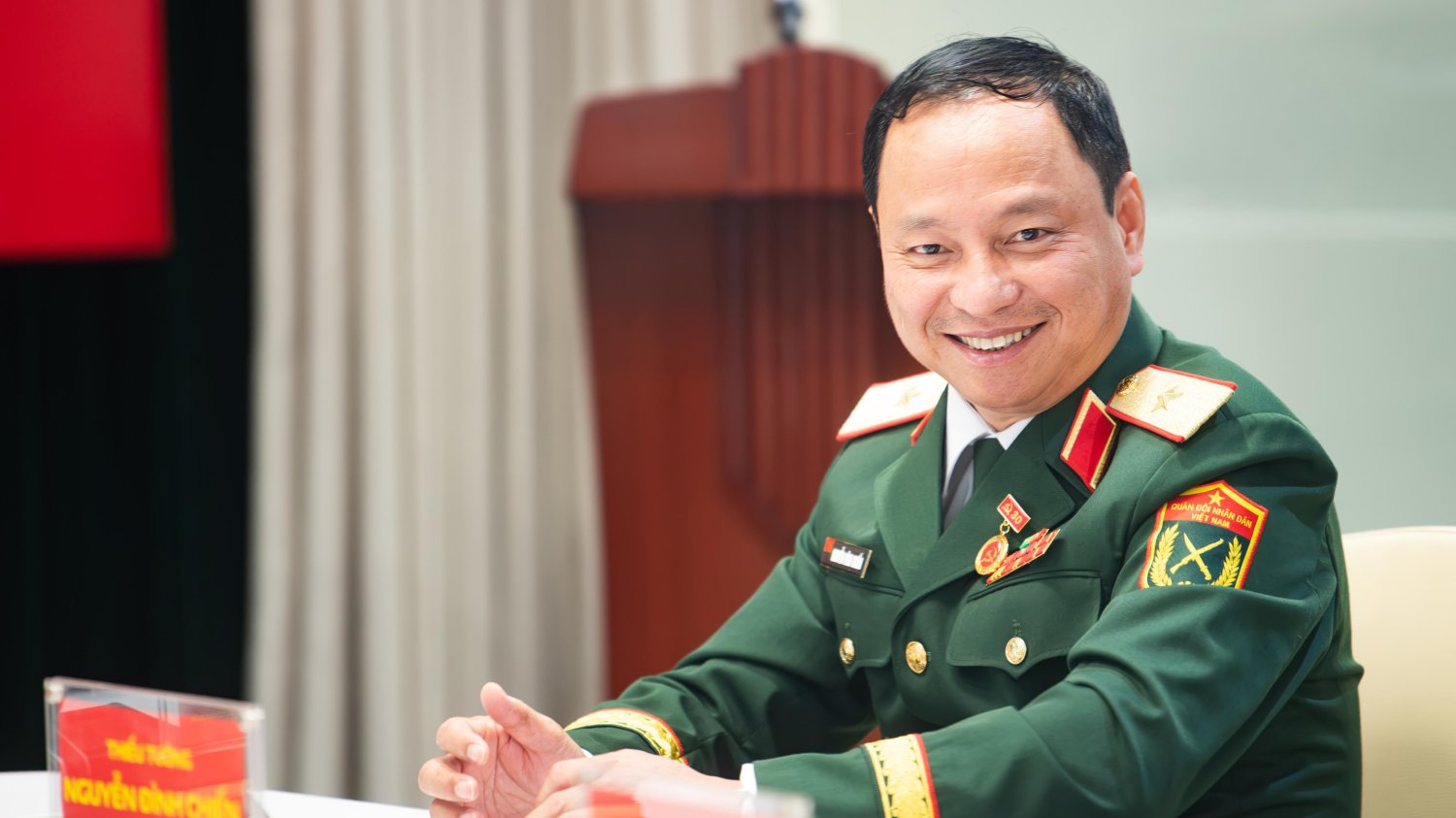 Thiếu tướng Nguyễn Đình Chiến nhận Huy hiệu 30 năm tuổi Đảng