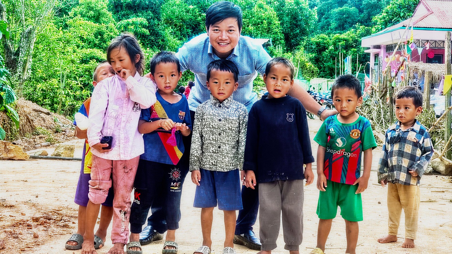 'Các cháu trong bản học được trên mạng không?'