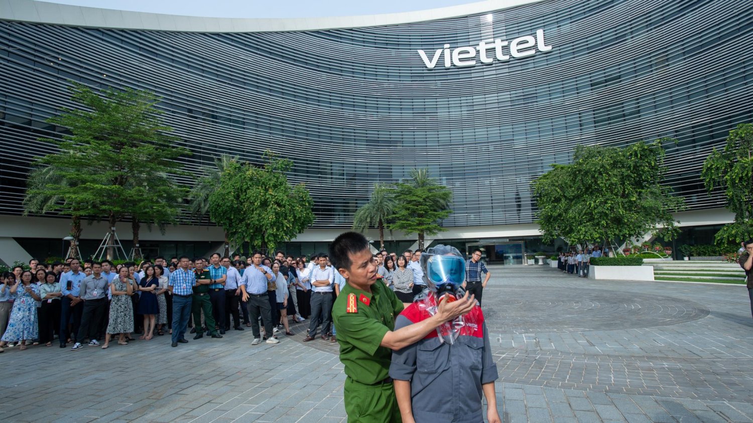 Người Viettel 'thực chiến' kỹ năng thoát nạn, chữa cháy