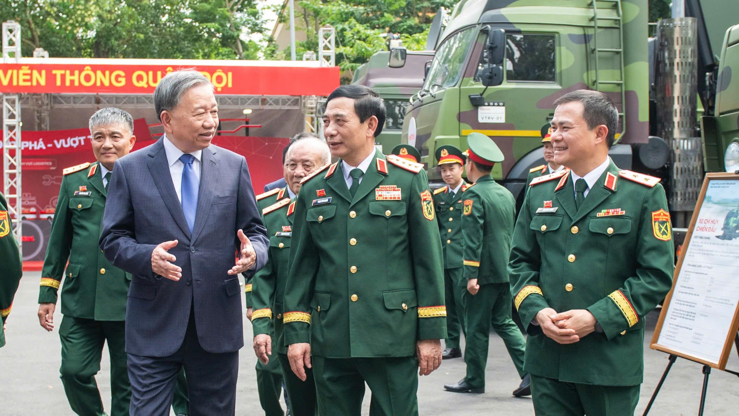 Tổng Bí thư thăm sản phẩm Viettel tại Đại hội Thi đua Quyết thắng toàn quân