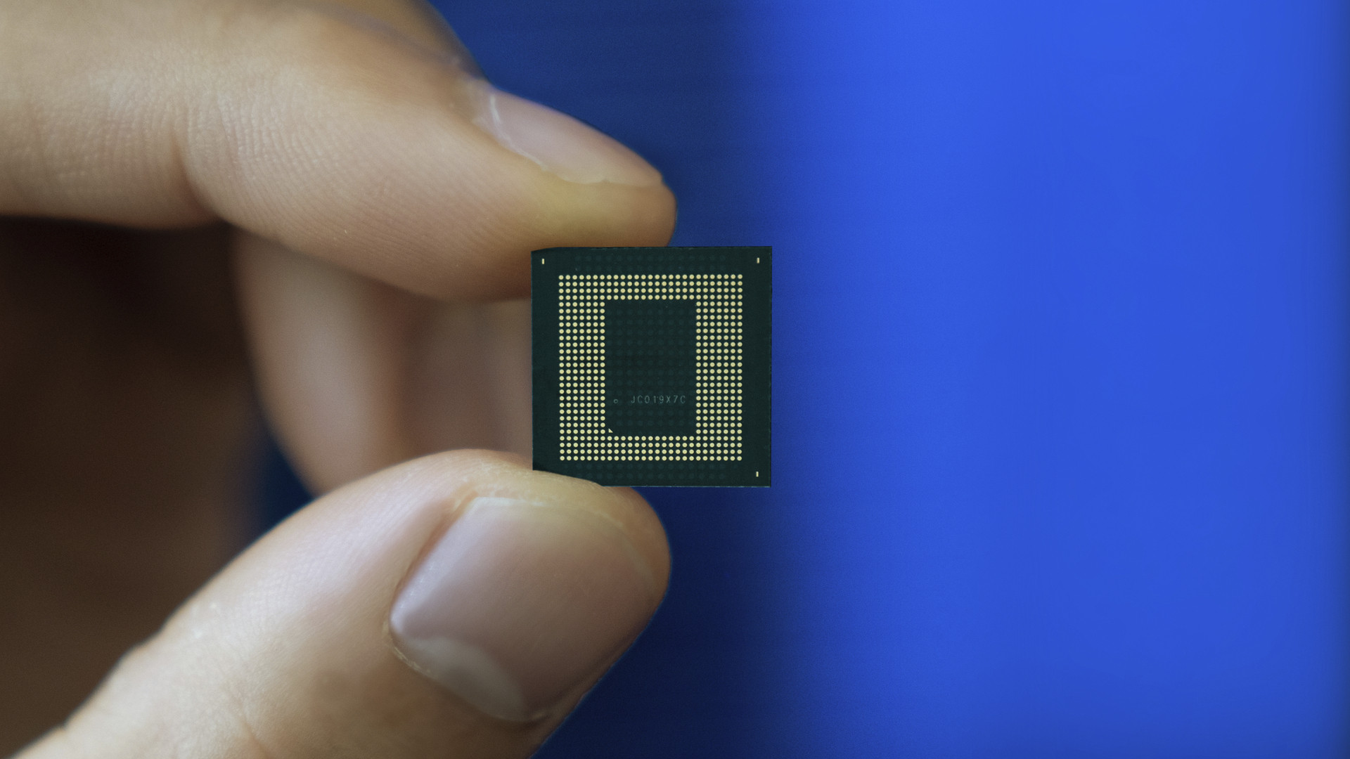 Qualcomm-Snapdragon-888-chip-in-hand