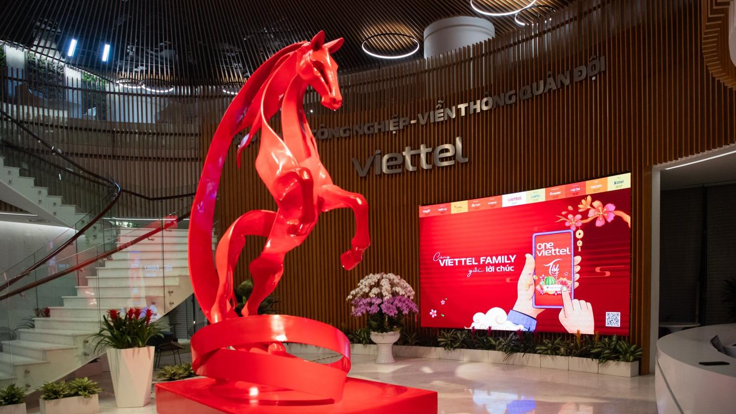 Chú ngựa đỏ vươn lên và pháo hoa là điểm nhấn Tết tại trụ sở Tập đoàn