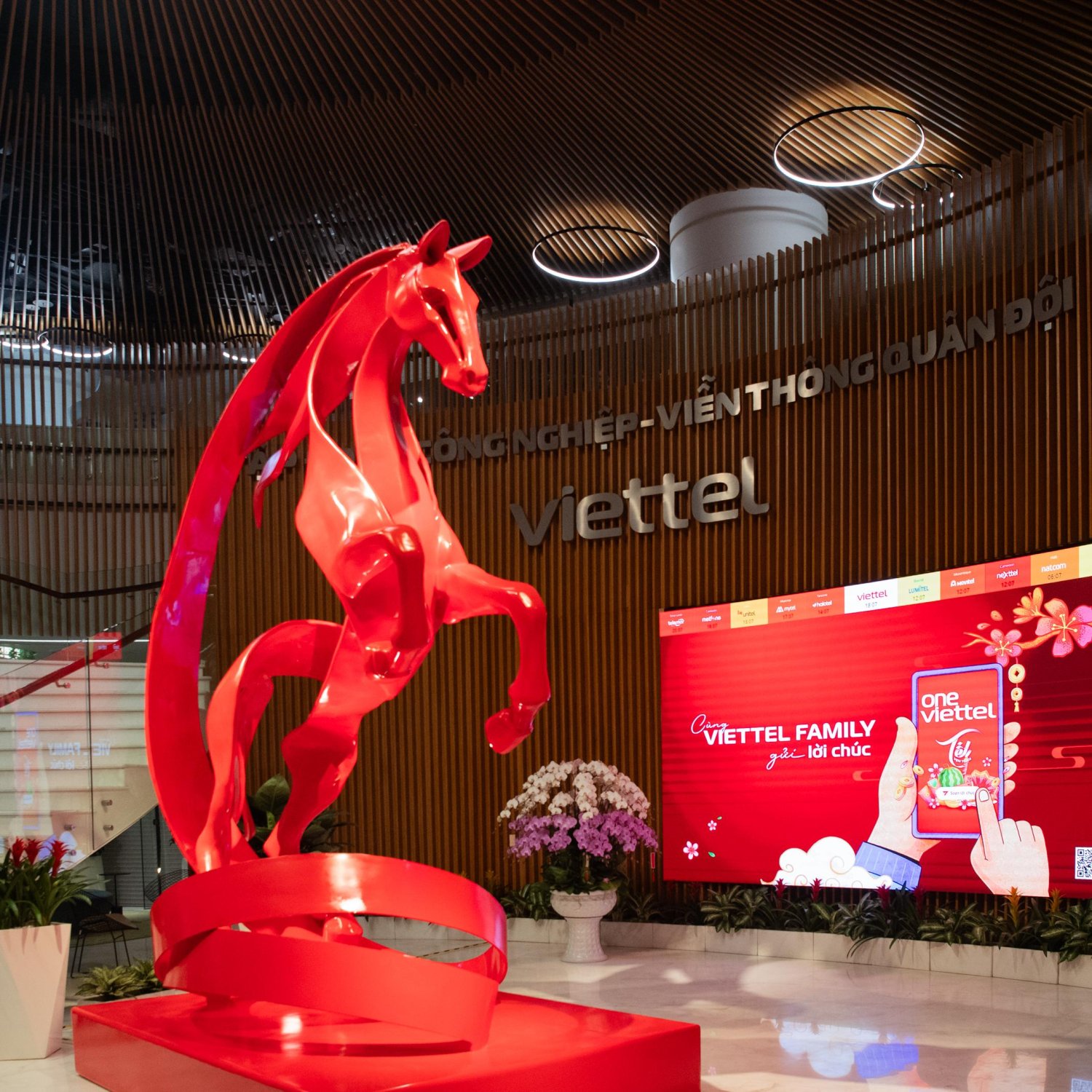 Chú ngựa đỏ vươn lên và pháo hoa là điểm nhấn Tết tại trụ sở Tập đoàn
