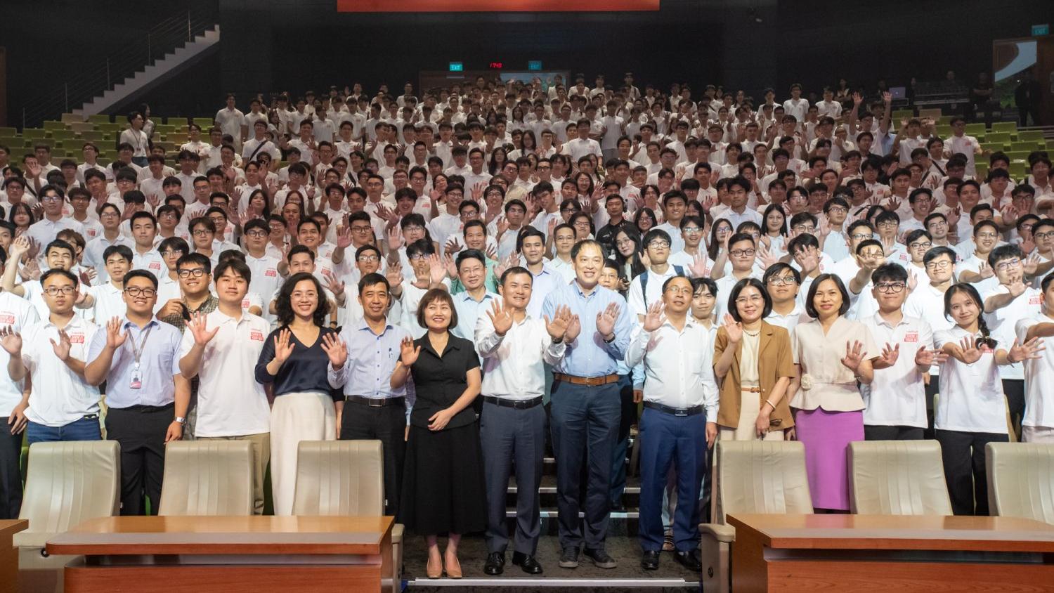 'Hãy mang việc khó đến đây, tôi làm được'