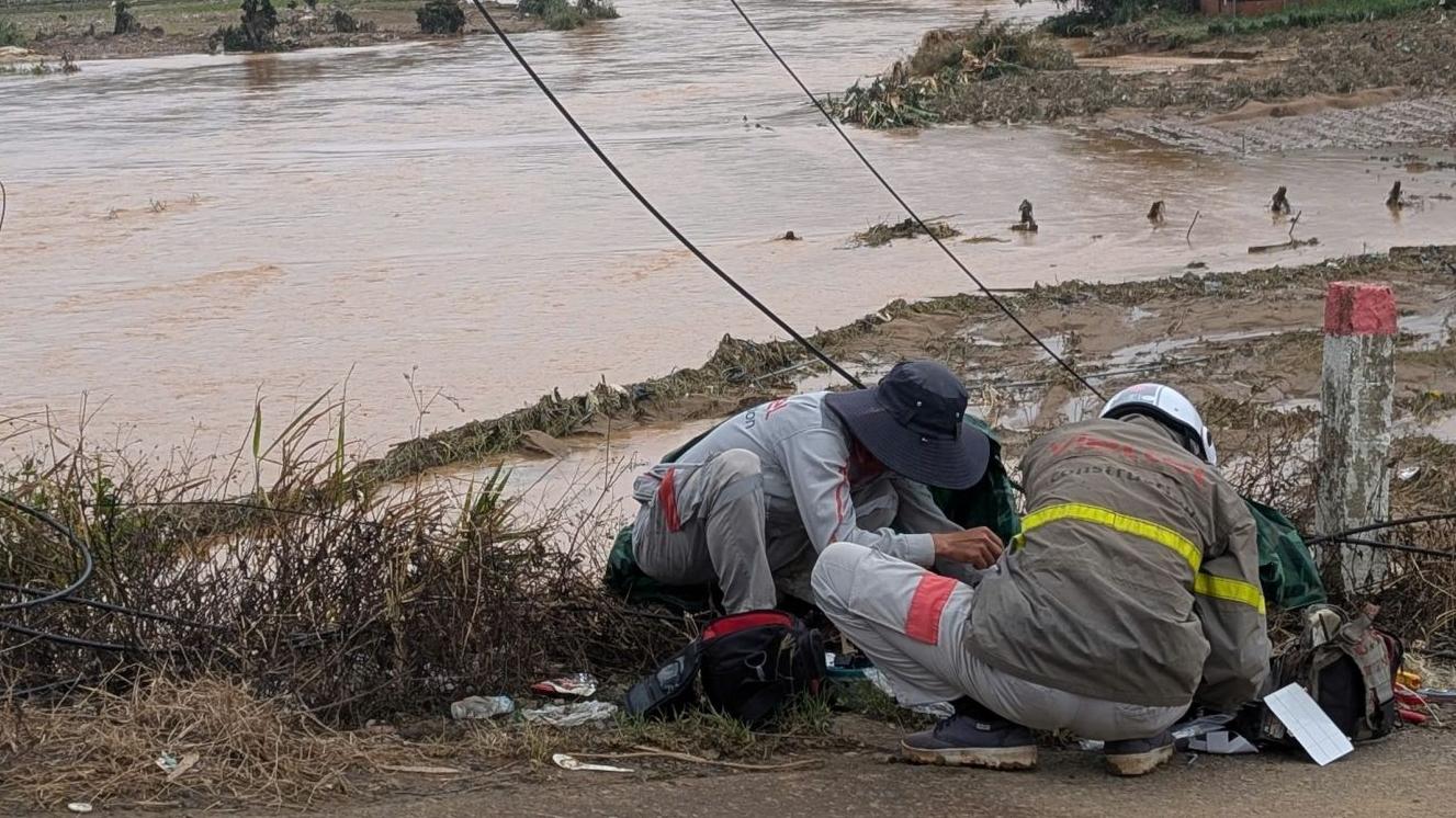 'Chiến binh tí hon' flycam giúp kéo cáp băng sông