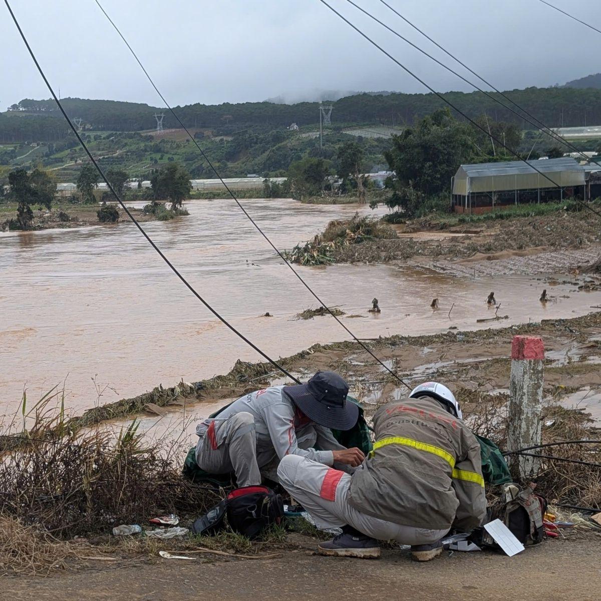 'Chiến binh tí hon' flycam giúp kéo cáp băng sông