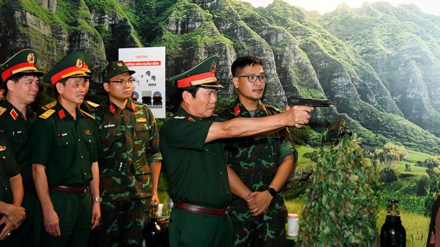 Đại tướng Nguyễn Tân Cương trải nghiệm hệ thống mô phỏng bắn súng Viettel