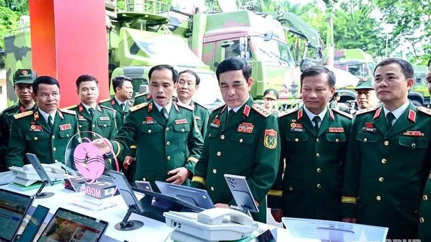 Đại tướng Phan Văn Giang thăm sản phẩm Viettel tại Đại hội Đảng bộ Quân đội