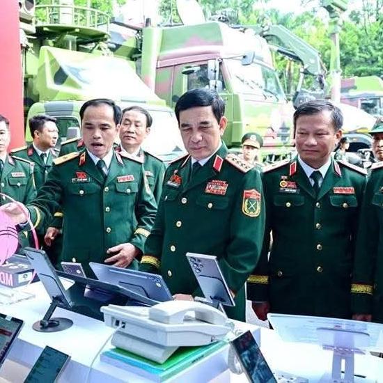 Đại tướng Phan Văn Giang thăm sản phẩm Viettel tại Đại hội Đảng bộ Quân đội