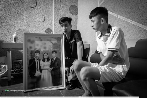 Ảnh 1 - Một trong những người còn sống sót của làng Nủ nhận tận tay bức hình gia đình chưa từng tồn tại nhưng được phục dựng thành công