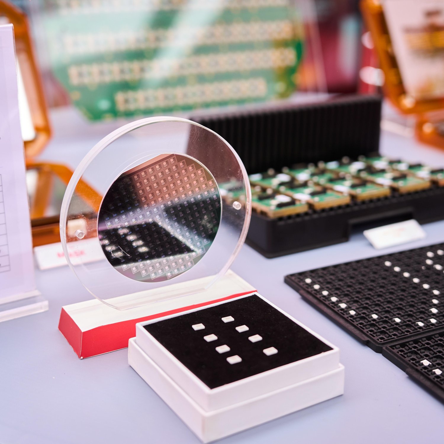 Sản xuất chip bán dẫn và tiêu chuẩn 'trên trời' phía sau nhà máy của Viettel