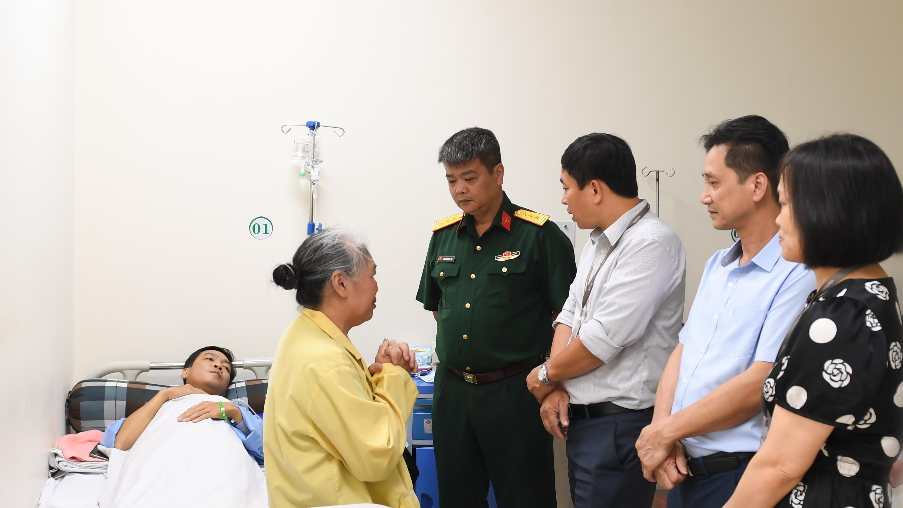 Trao hỗ trợ lần 1 cho đồng nghiệp đang chống bạo bệnh