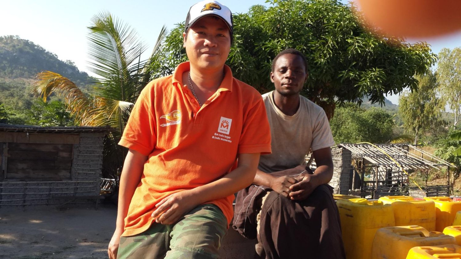 Cuộc gọi không được phép tắt giữa đêm mưa Mozambique