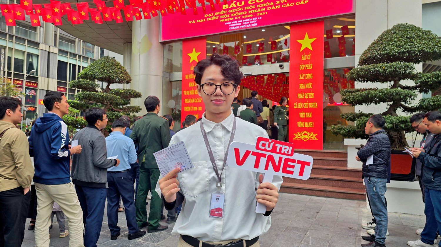 Rực sắc đỏ ngày hội toàn dân tại khu vực bỏ phiếu Viettel Networks