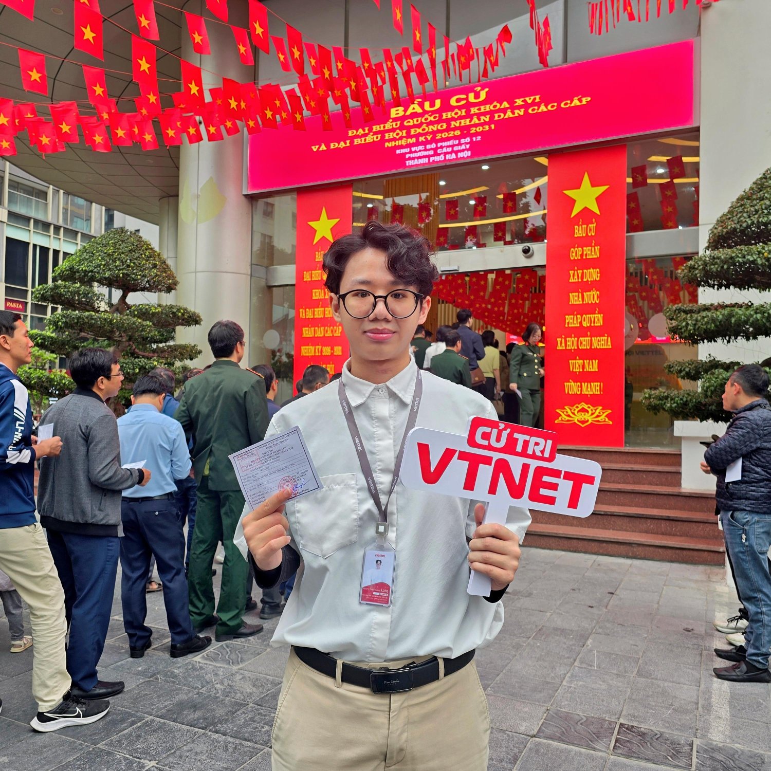 Rực sắc đỏ ngày hội toàn dân tại khu vực bỏ phiếu Viettel Networks