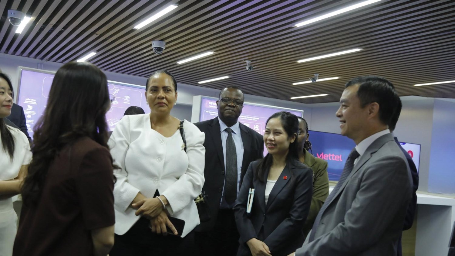 Bộ trưởng CIT Tanzania quan tâm đến giải pháp mạng lõi của Viettel