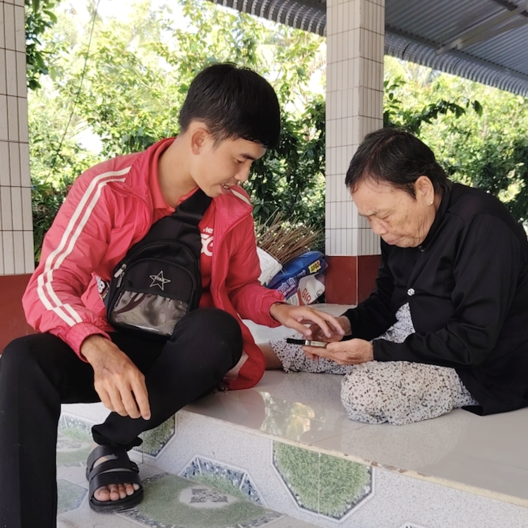 Tranh thủ kiểm tra điện thoại bố mẹ trước khi tắt mạng 2G