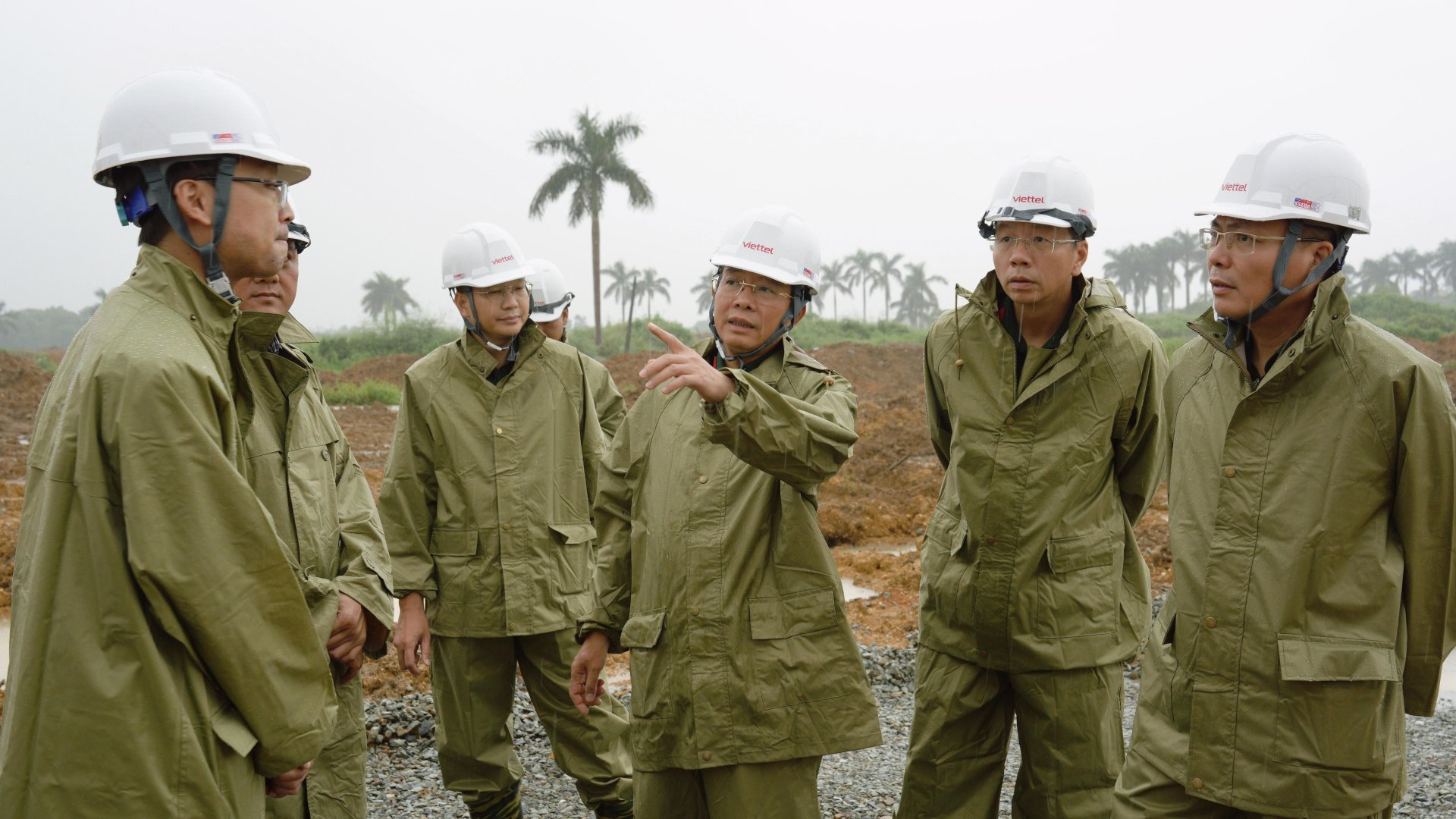 Phó TGĐ Tập đoàn Đào Xuân Vũ kiểm tra thực địa các công trường của Viettel