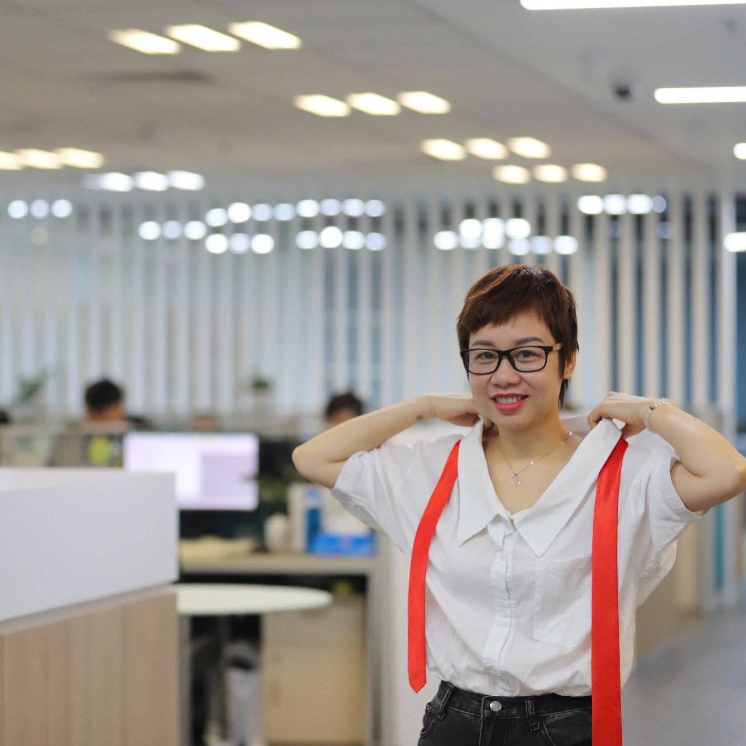 Giữa bão giông vẫn sống đời rực rỡ