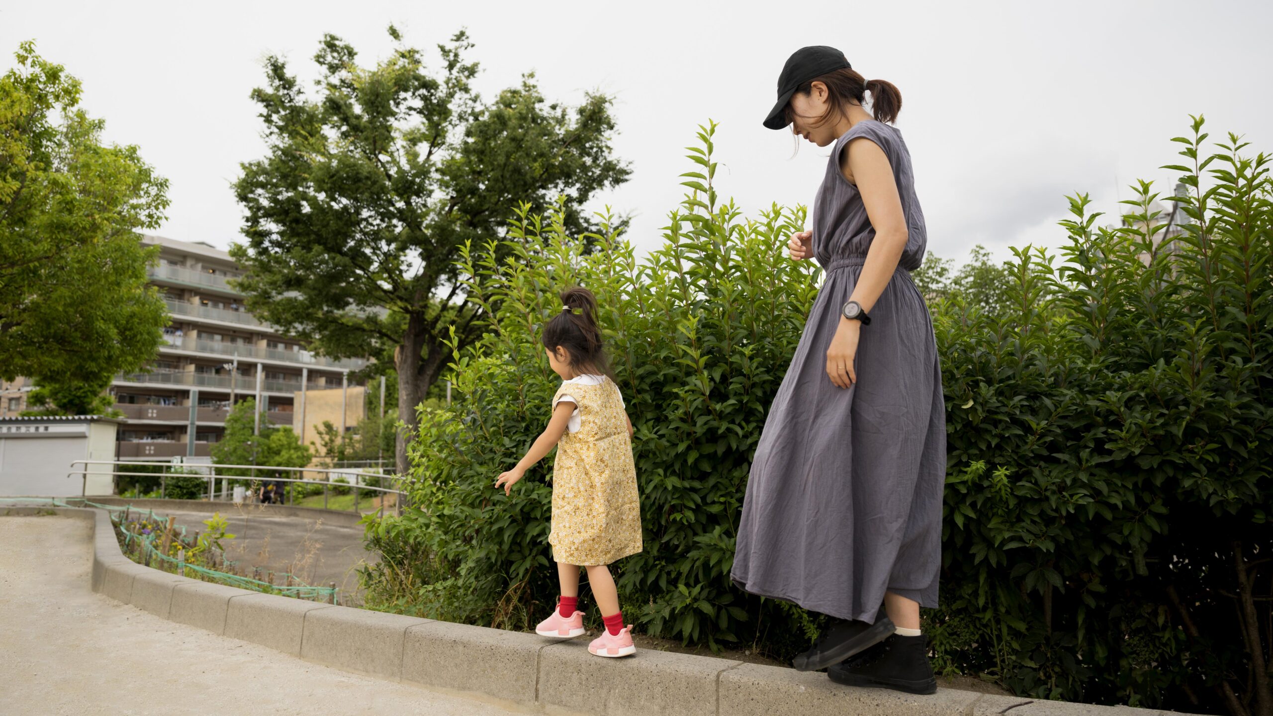 single-mom-playing-with-her-daughter-scaled