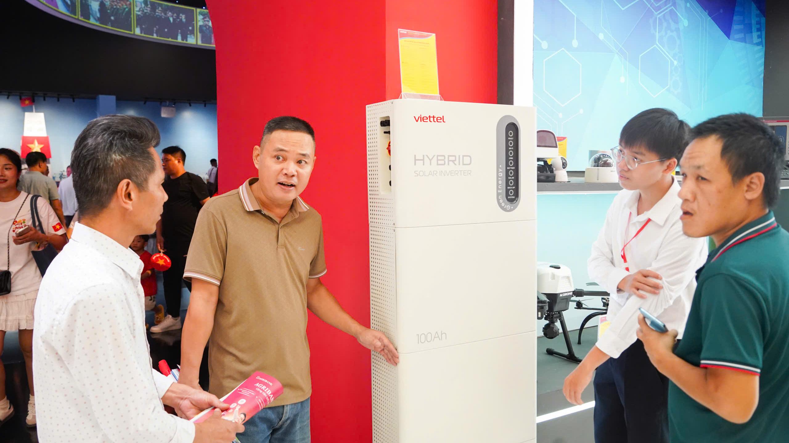 Thiết bị do Viettel sản xuất hút khách ngày đầu triển lãm A80