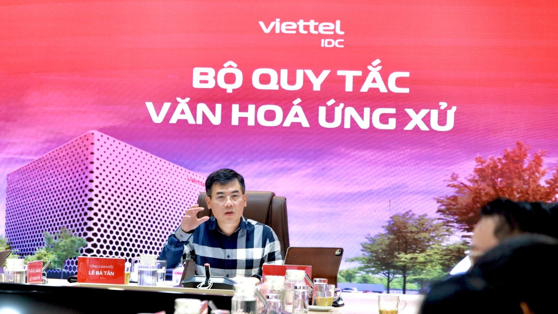 TGĐ Viettel IDC trực tiếp đào tạo cho 100% CBNV về Bộ quy tắc văn hoá ứng xử