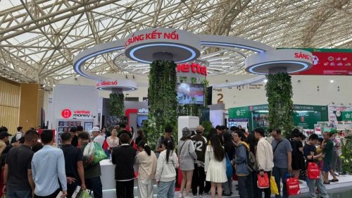 Gian hàng Viettel thu hút hàng nghìn khách hàng tại Hội chợ Mùa Thu 2025