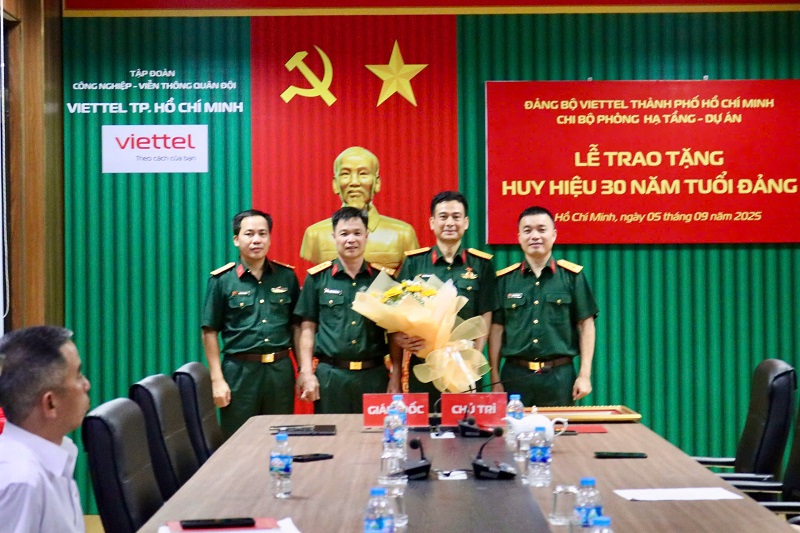 Các đ/c Trong Đảng ủy- BGĐ Viettel TP.HCM chụp ảnh lưu niệm với đ/c Nguyễn Phan Huy